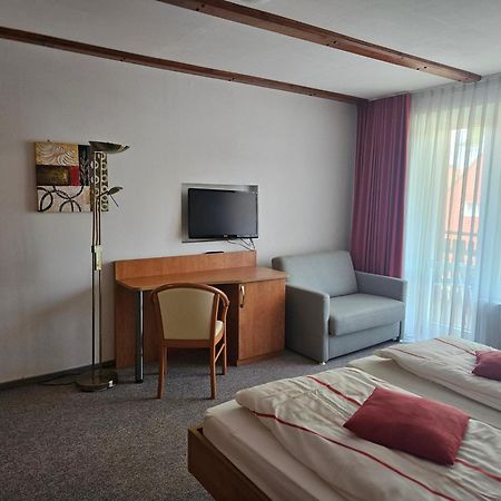 Hotel Zur Krone Хаселфелде Екстериор снимка