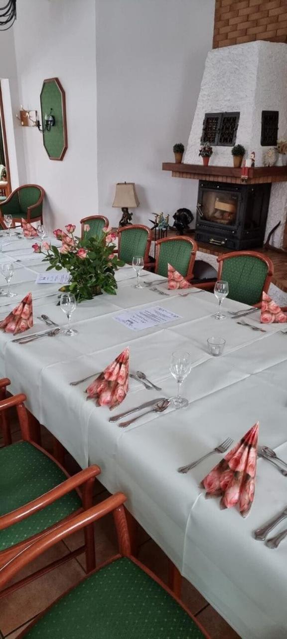 Hotel Zur Krone Хаселфелде Екстериор снимка