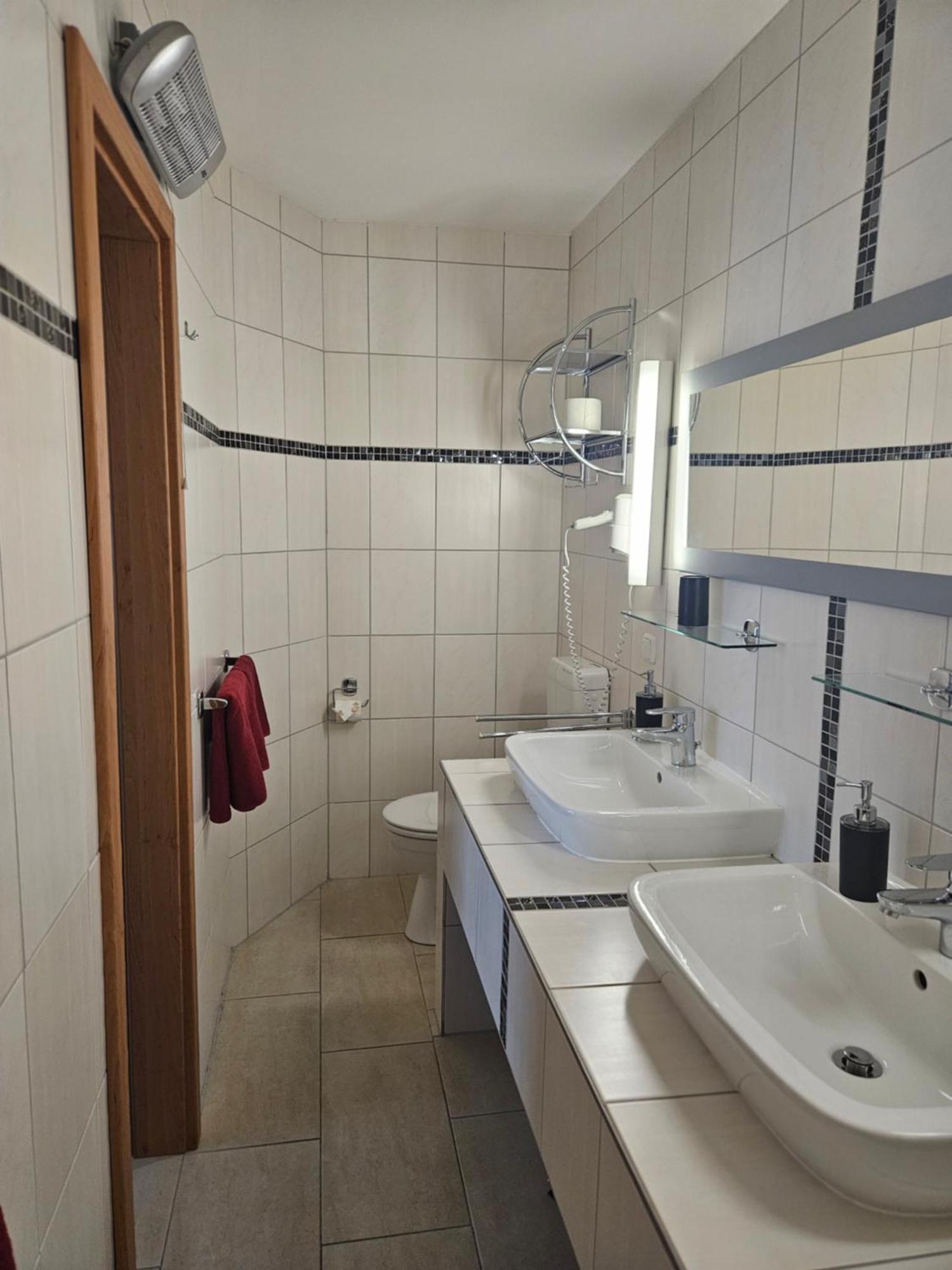 Hotel Zur Krone Хаселфелде Екстериор снимка