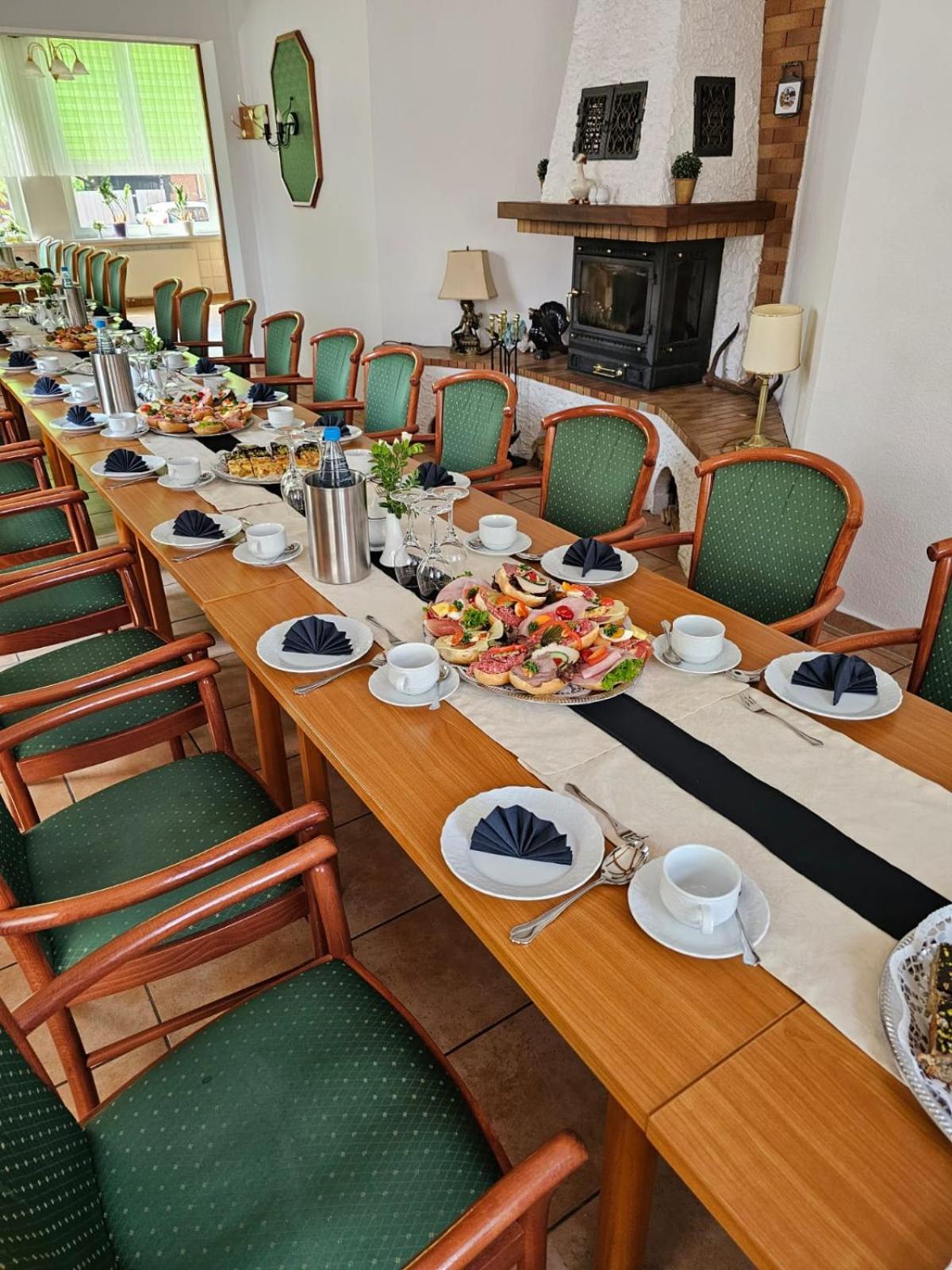 Hotel Zur Krone Хаселфелде Екстериор снимка