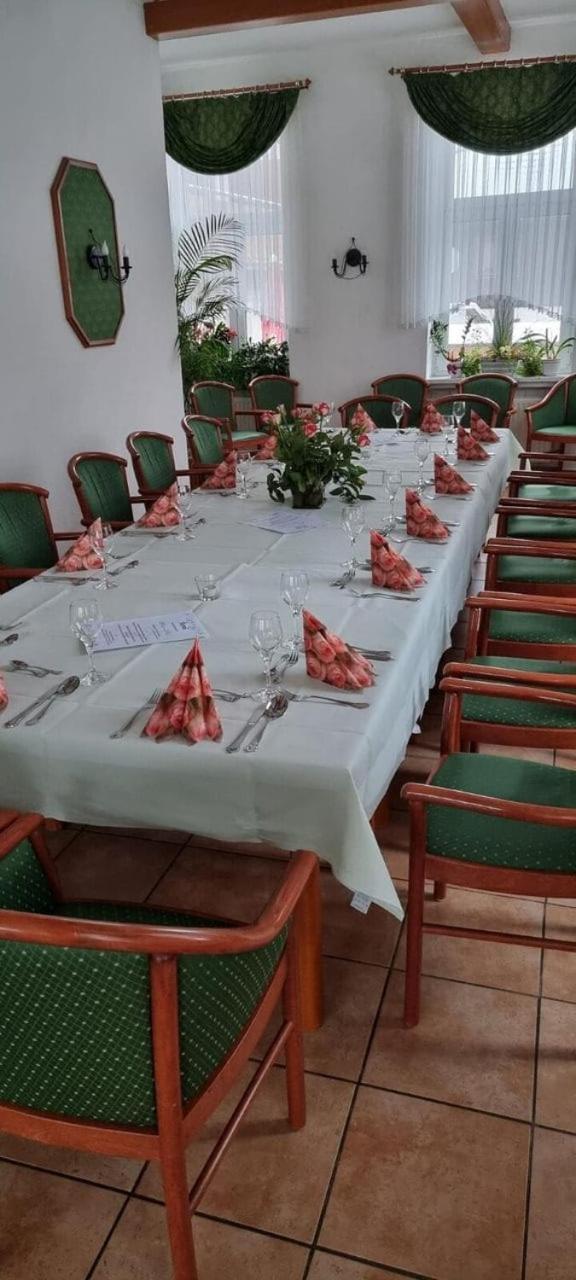 Hotel Zur Krone Хаселфелде Екстериор снимка