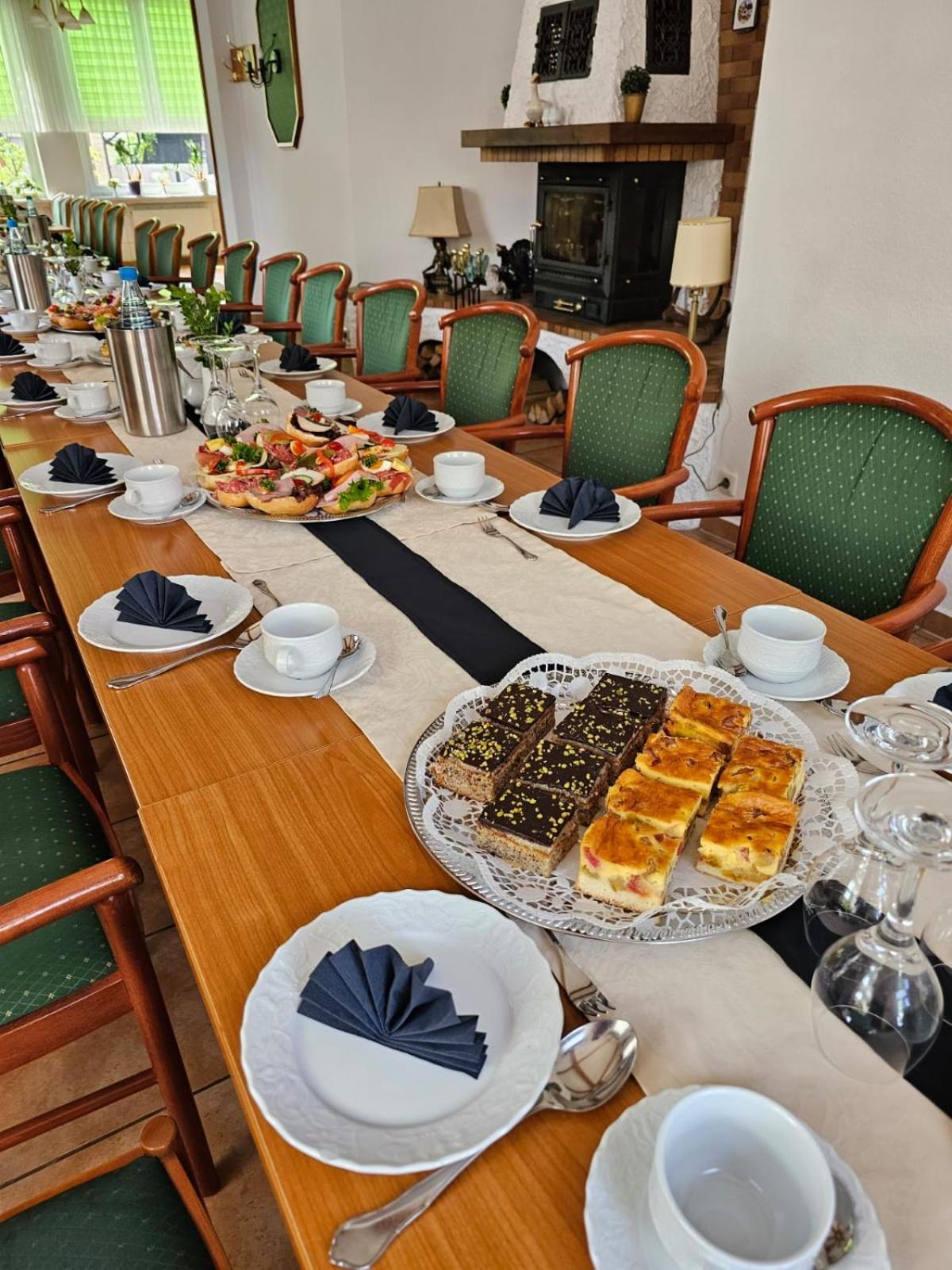 Hotel Zur Krone Хаселфелде Екстериор снимка