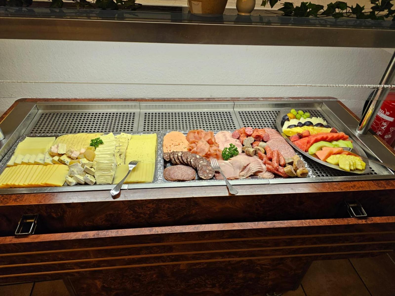 Hotel Zur Krone Хаселфелде Екстериор снимка