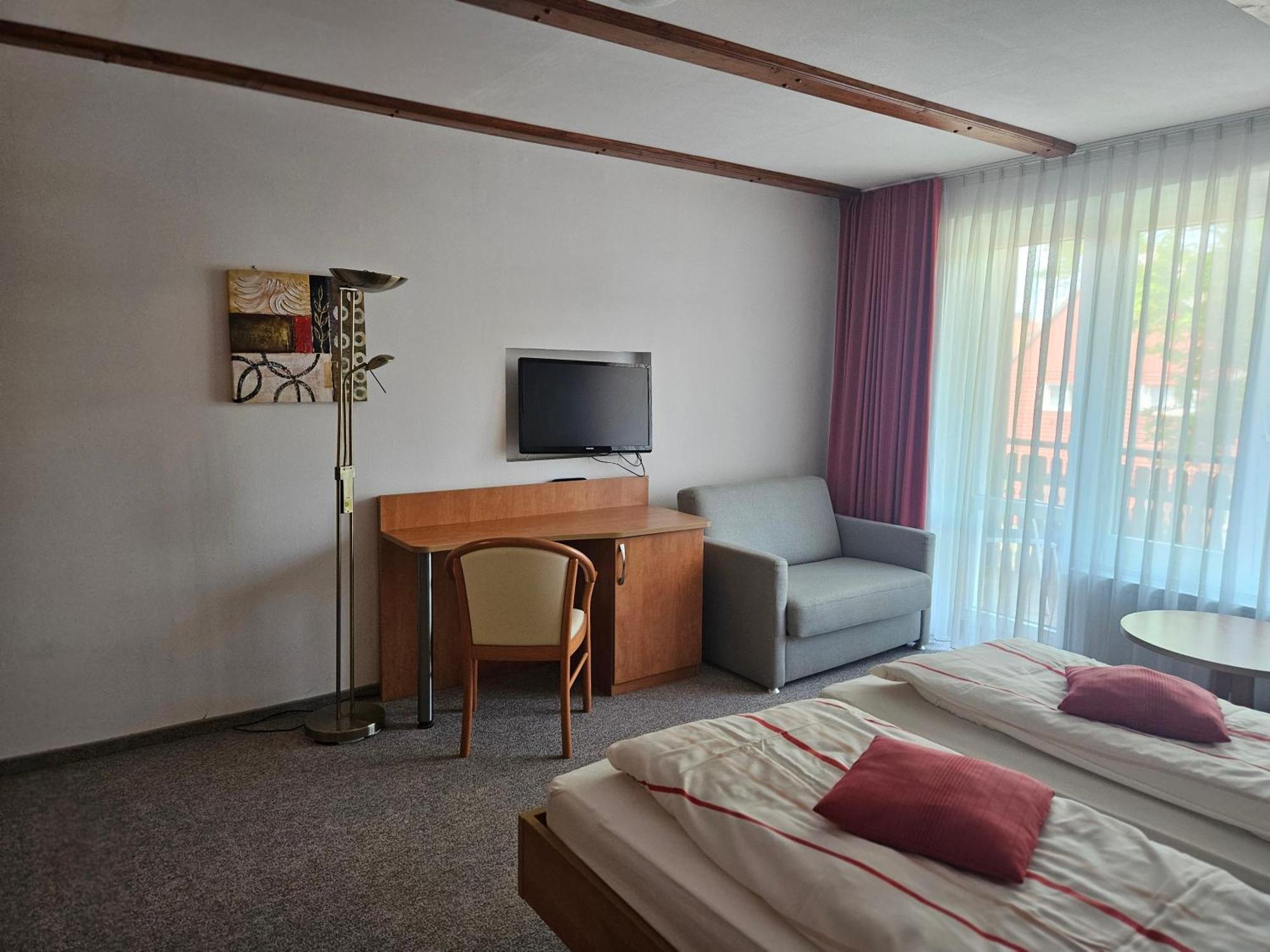 Hotel Zur Krone Хаселфелде Екстериор снимка