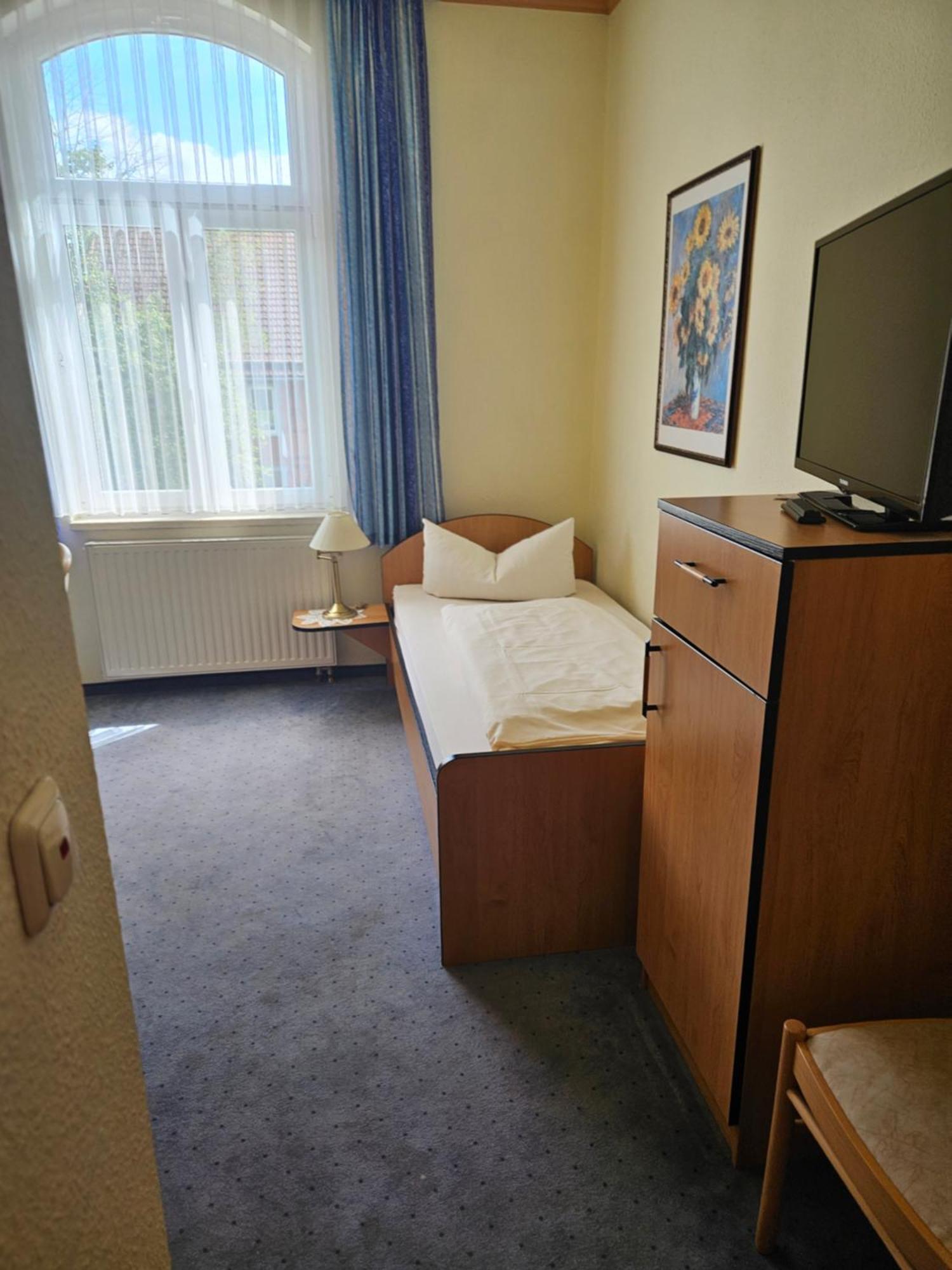 Hotel Zur Krone Хаселфелде Екстериор снимка